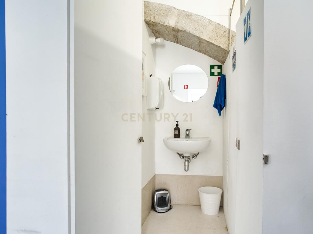 Espaço Comercial ou Habitação com História no Coração de Alcobaça - Image 14