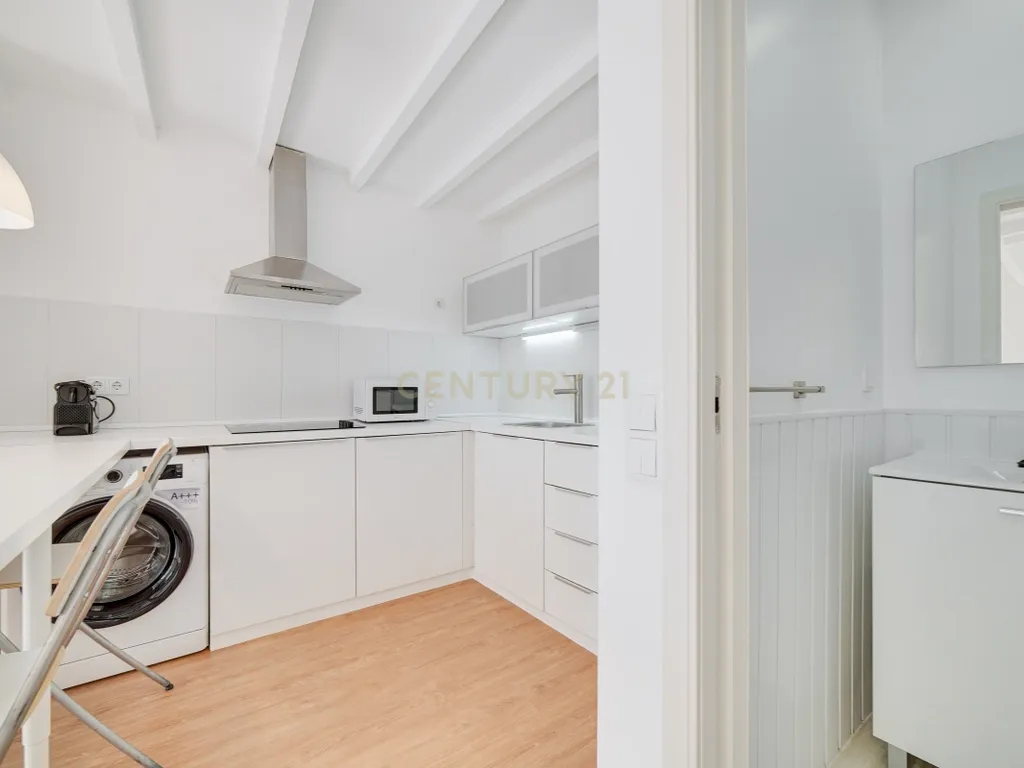 Apartamento T2 Triplex* em Santos-o-Velho – Janelas Verdes | Estrela - Image 13