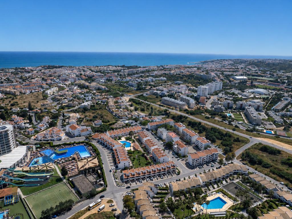 T1+1 Rés do Chão com Logradouro Privativo em Condomínio com Piscina Montechoro, Albufeira - Image 30