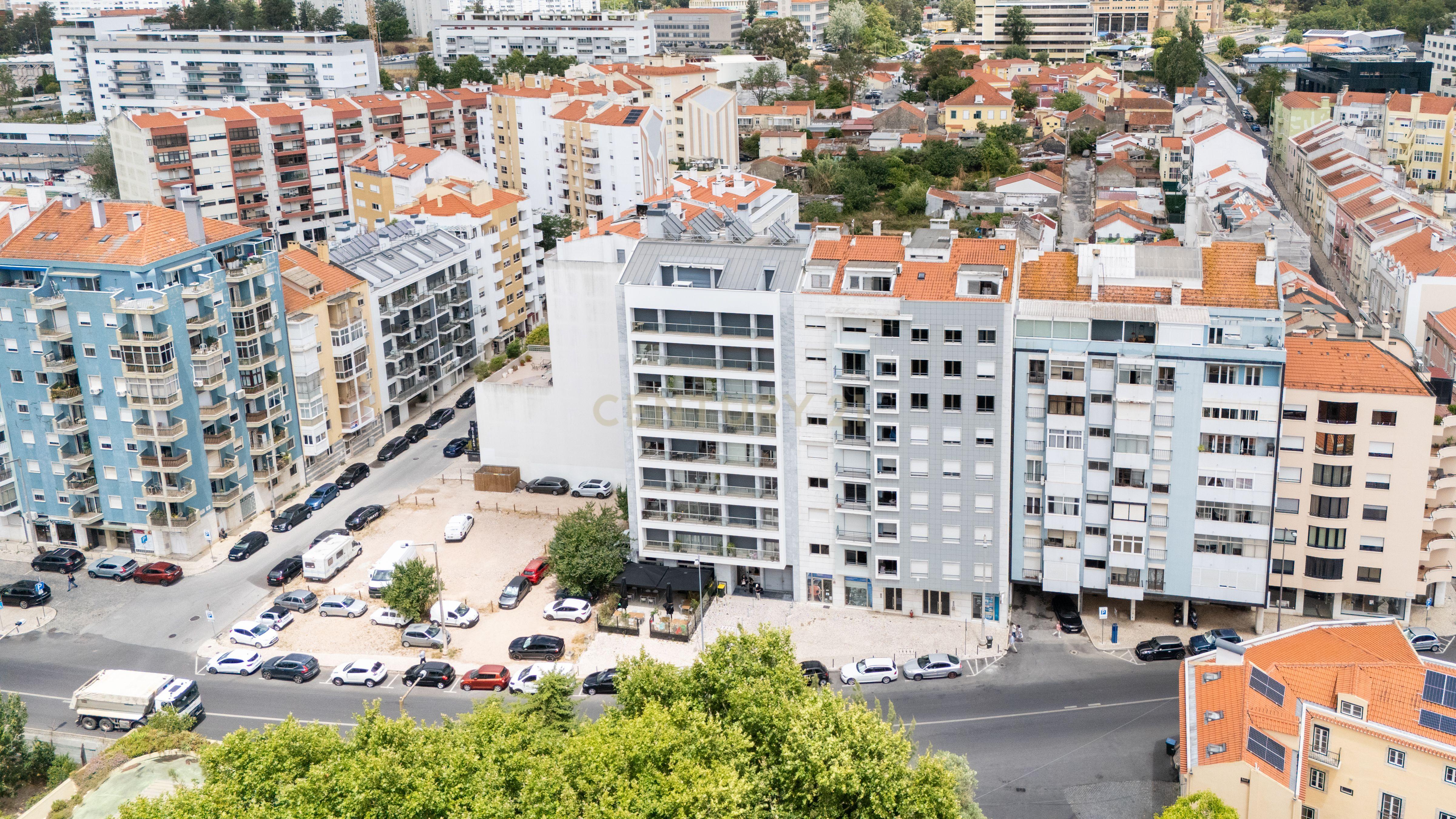 T1 com Garagem e Arrecadação | Construção de 2016 | Estrada da Luz