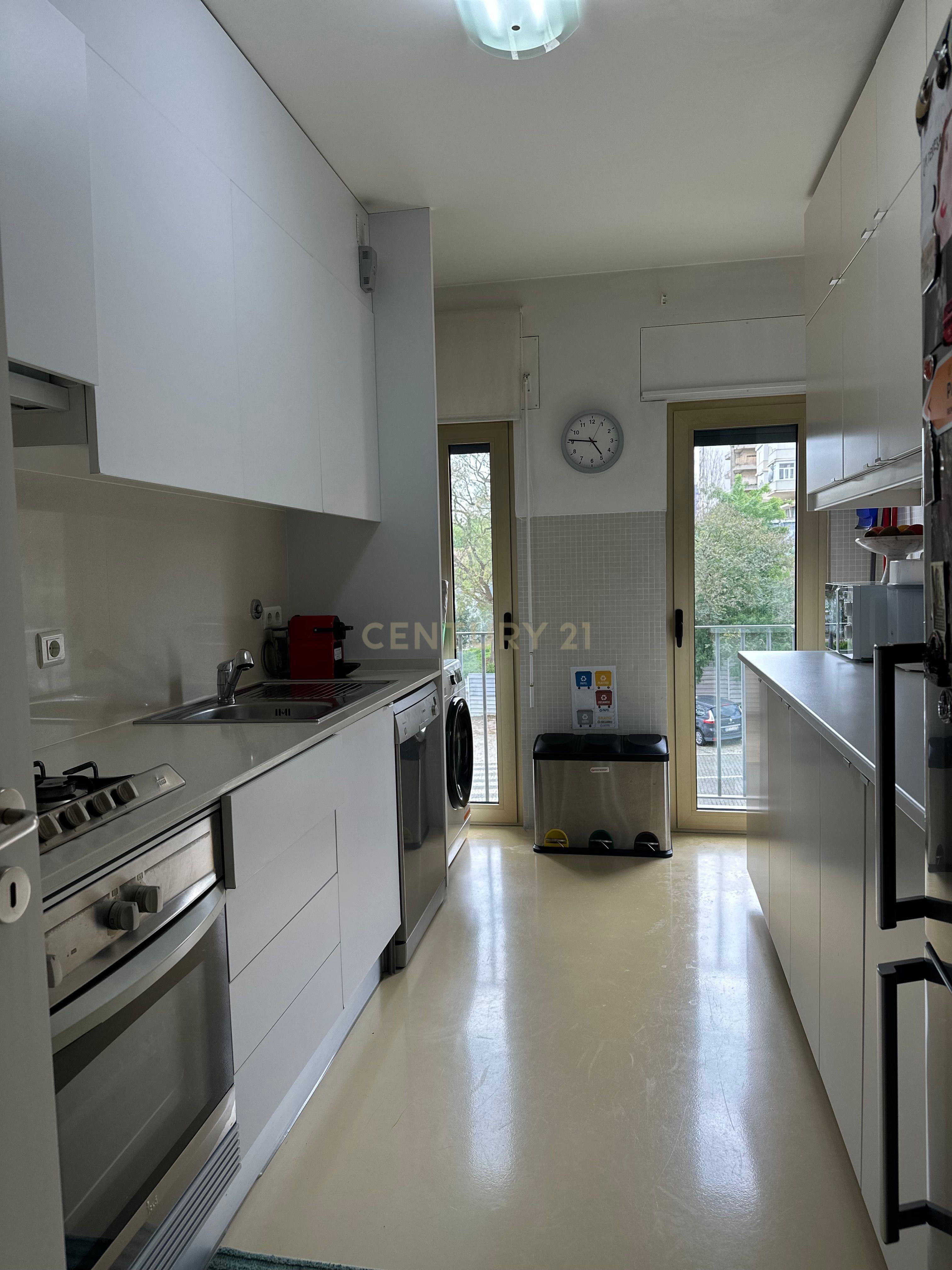 Apartamento T2 com 118m2 para venda nas Avenidas Novas com uma excelente localização proximo da estação de Entrecampos e da Cidade Universitária. - Image 2