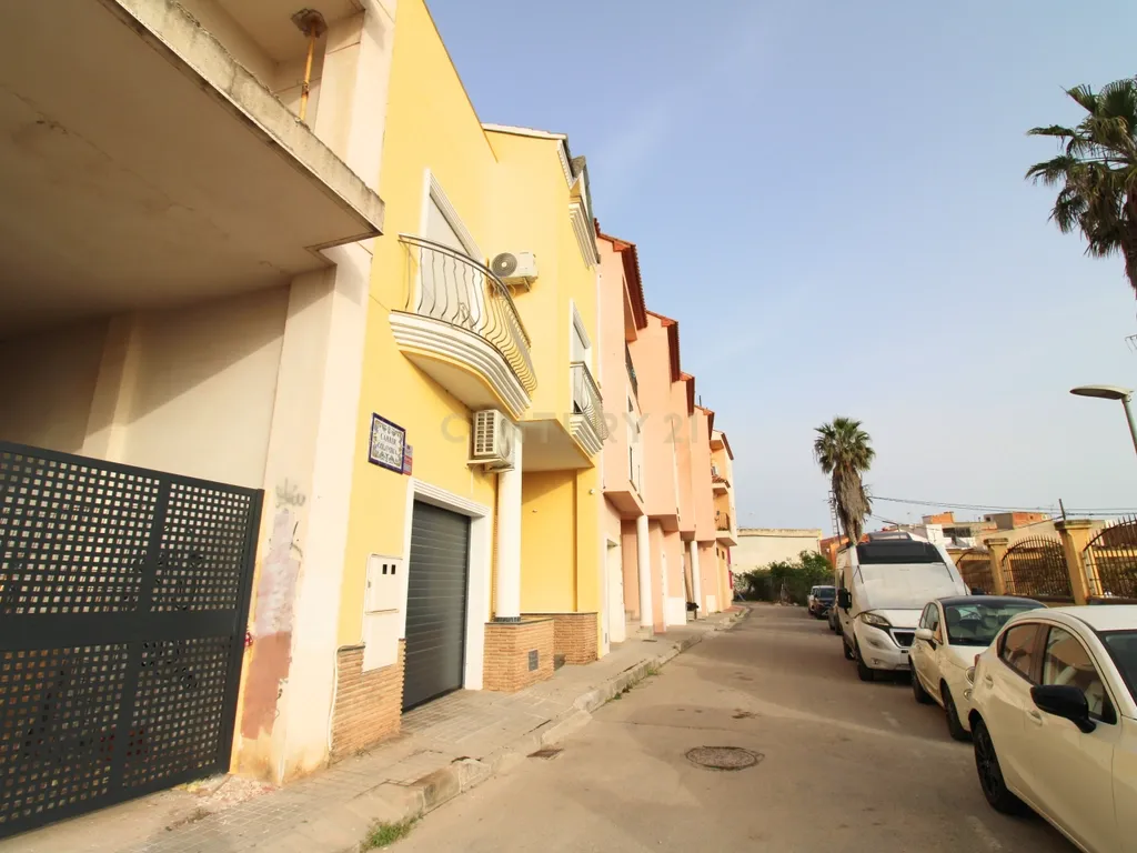 Luz, amplitude e privacidade a poucos minutos do mar — uma casa que faz a diferença - Image 23