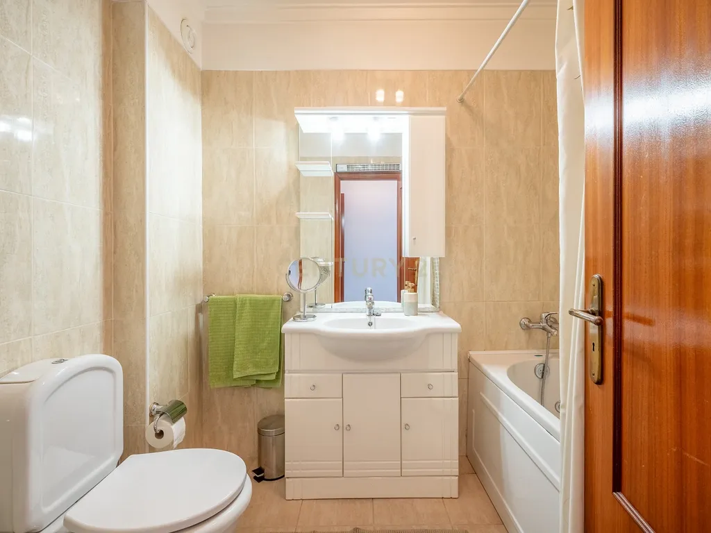 Apartamento T3, com Box de 85 m2 e Arrecadação em Odivelas - Image 13