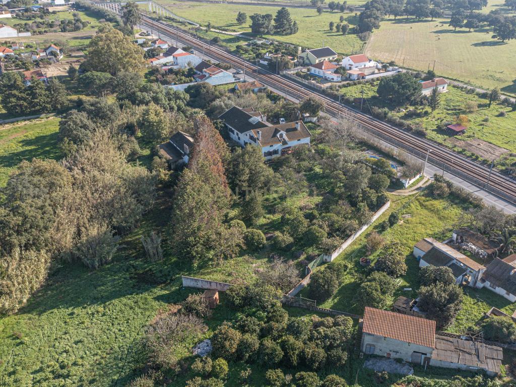 Moradia rústica T9 inserida num terreno com 7.500m2 em Pinhal Novo, Palmela - Image 2