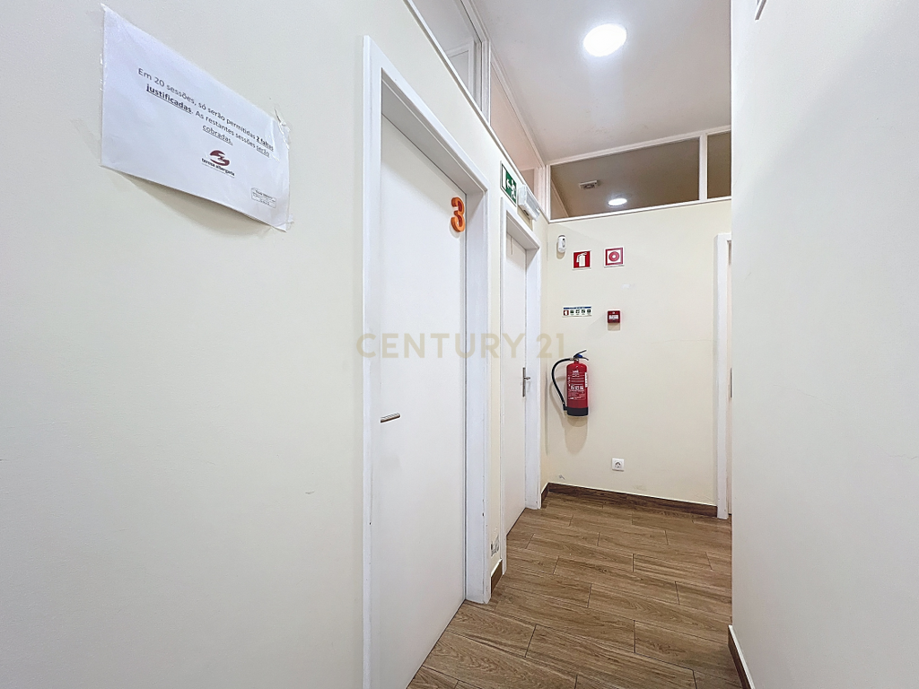Duas Frações de Comércio/Serviços na Lagoa — Ideais para Clínica, Escritórios ou Investimento - Image 13