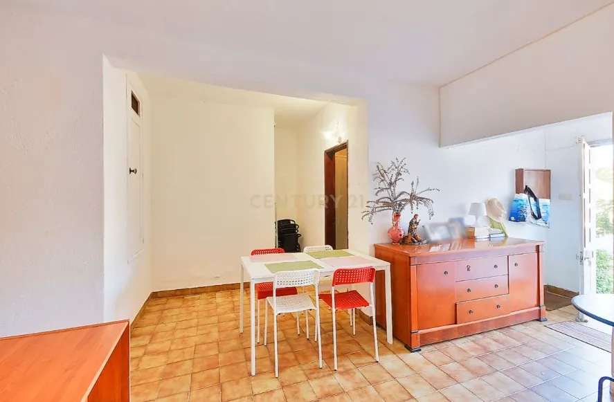 Prédio Misto em 4 estradas, Quarteira , Algarve com renda atual e potencial de otimização - Image 4