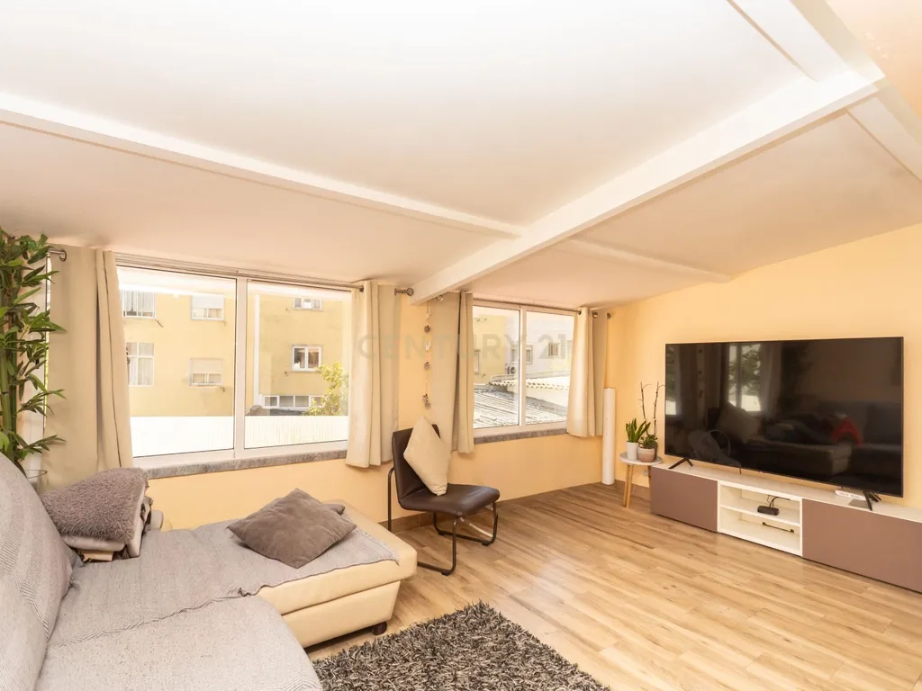 Apartamento T2(+1) Renovado com Logradouro de 100m² – Pronto a Habitar (Mobilado e Equipado) em Paio Pires - Oportunidade Única! - Image 15