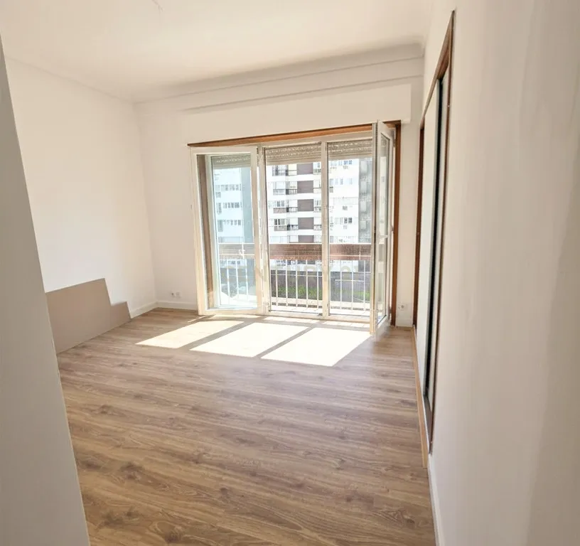 Apartamento Renovado em Algés, Oeiras - 2 Quartos e 2 WC - Image 32