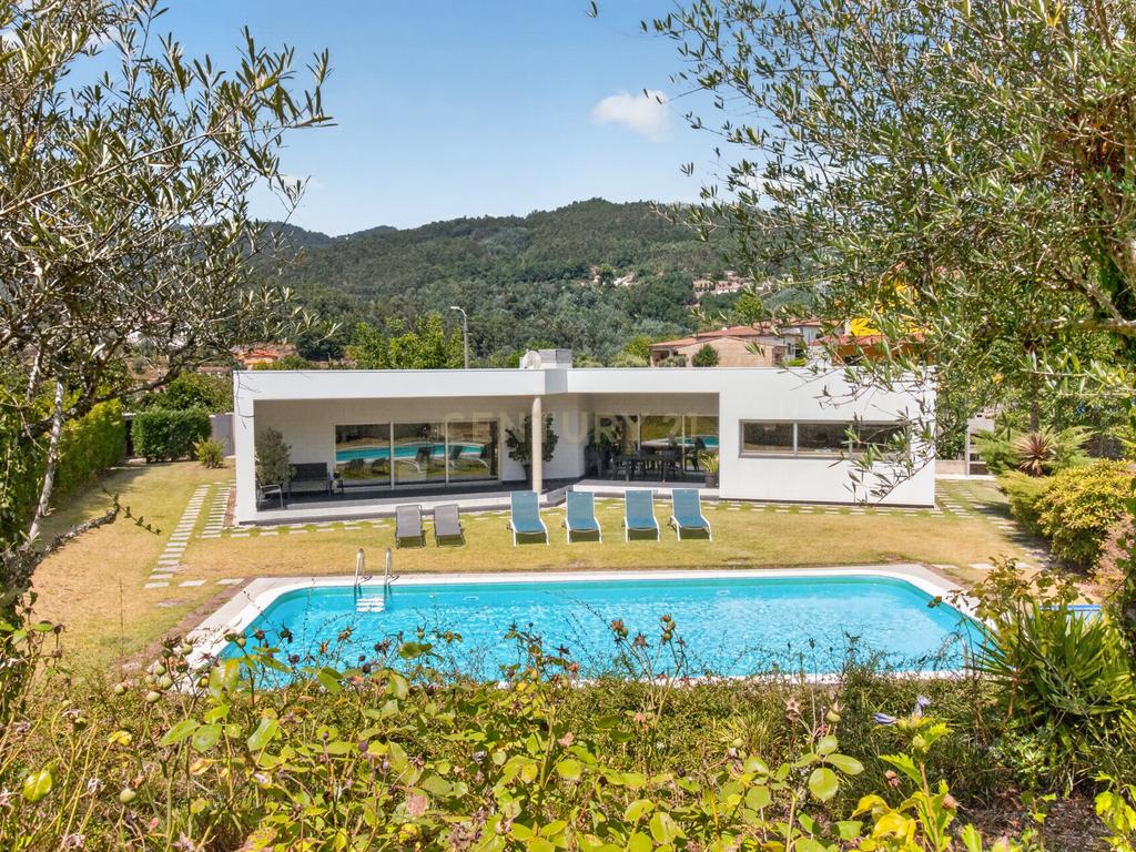 Moradia T4 Térrea de Sonho com Piscina, Campo de Futebol - Image 2