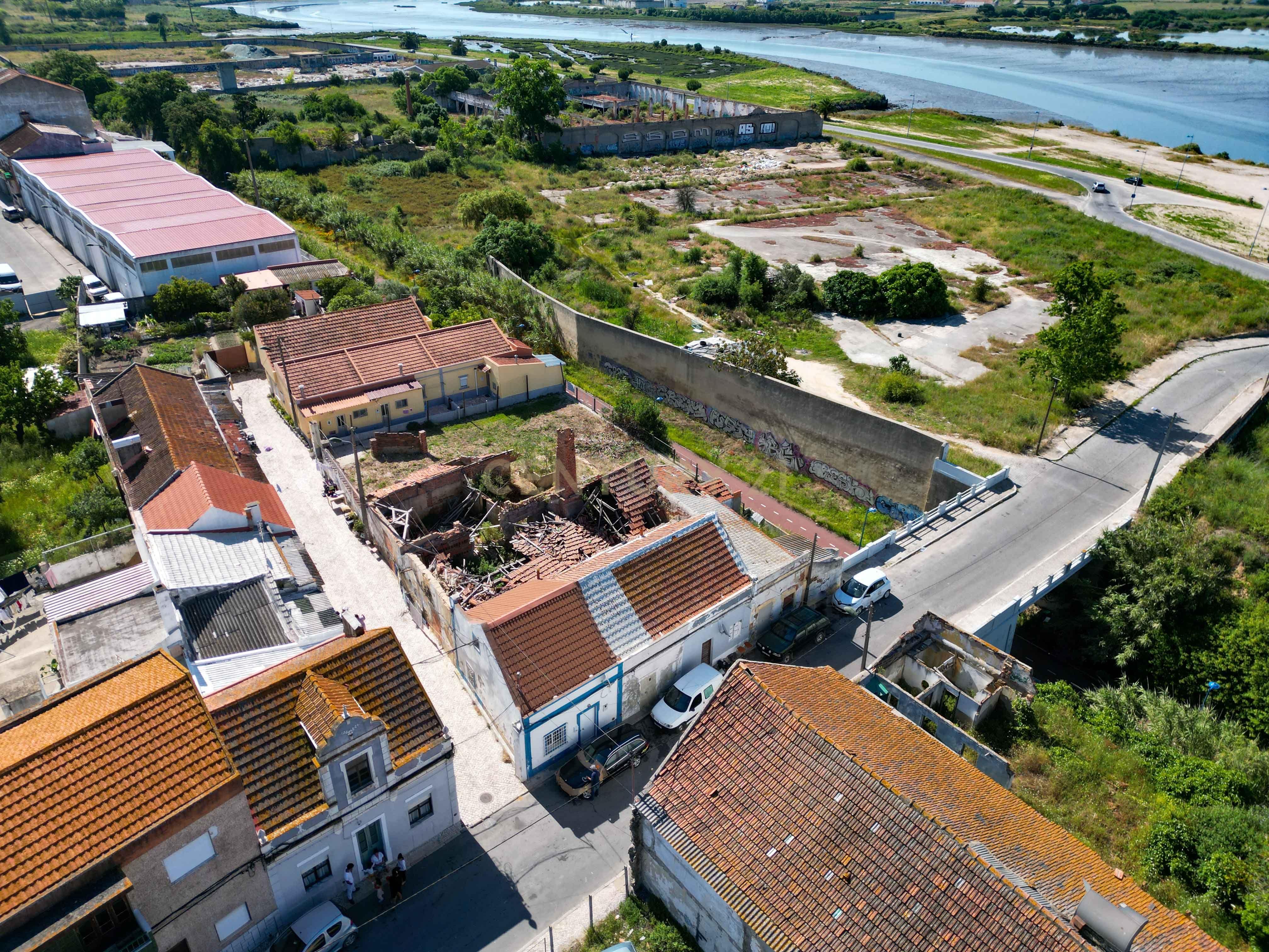 Montijo - Moradia para reconstruir área total de 558 m2. Vista Rio - Image 10