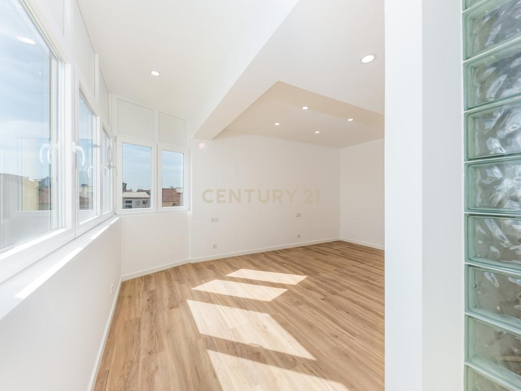 T2 Totalmente Remodelado com Terraço — Almada Centro. - Image 17