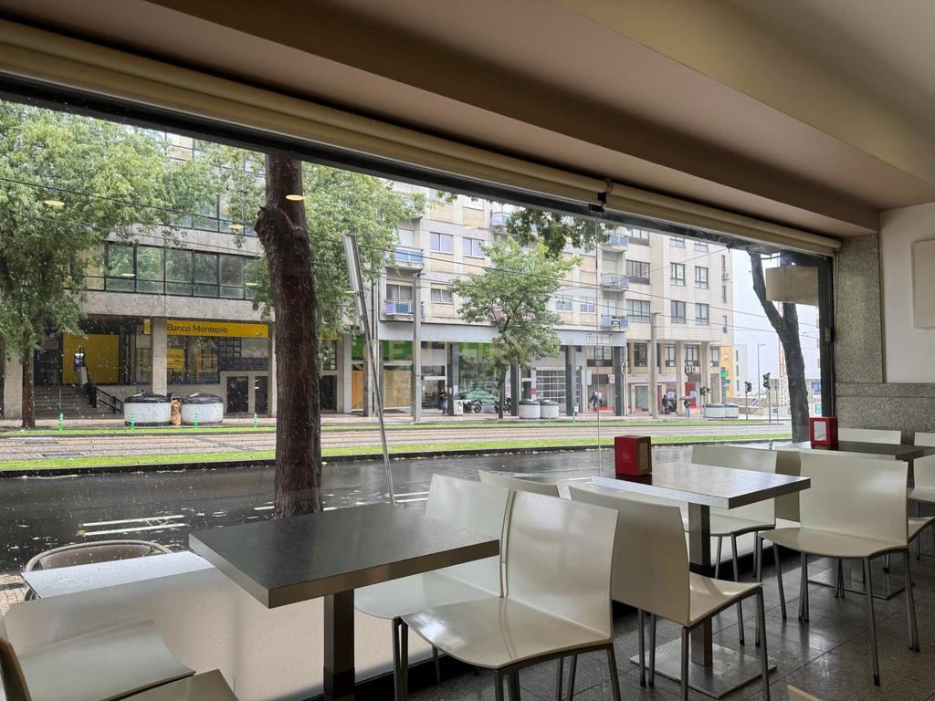 Café/Restaurante com 2 Armazéns e Loja Independente na Av. da República, Gaia - Image 11