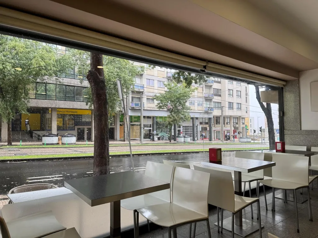 Café/Restaurante com 2 Armazéns e Loja Independente na Av. da República, Gaia - Image 11