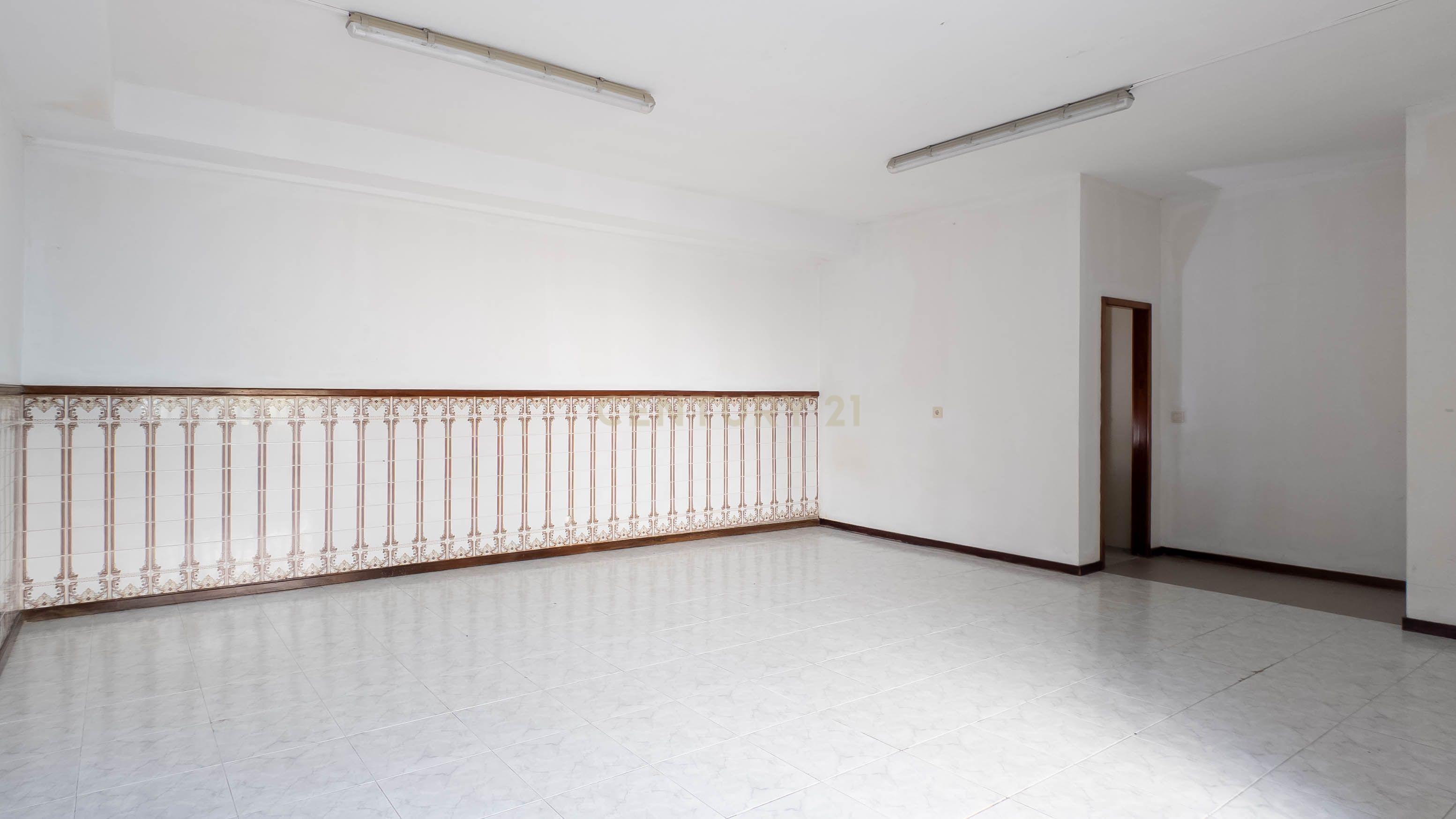 Armazém Usado em Gondomar - Localização Privilegiada - Image 1