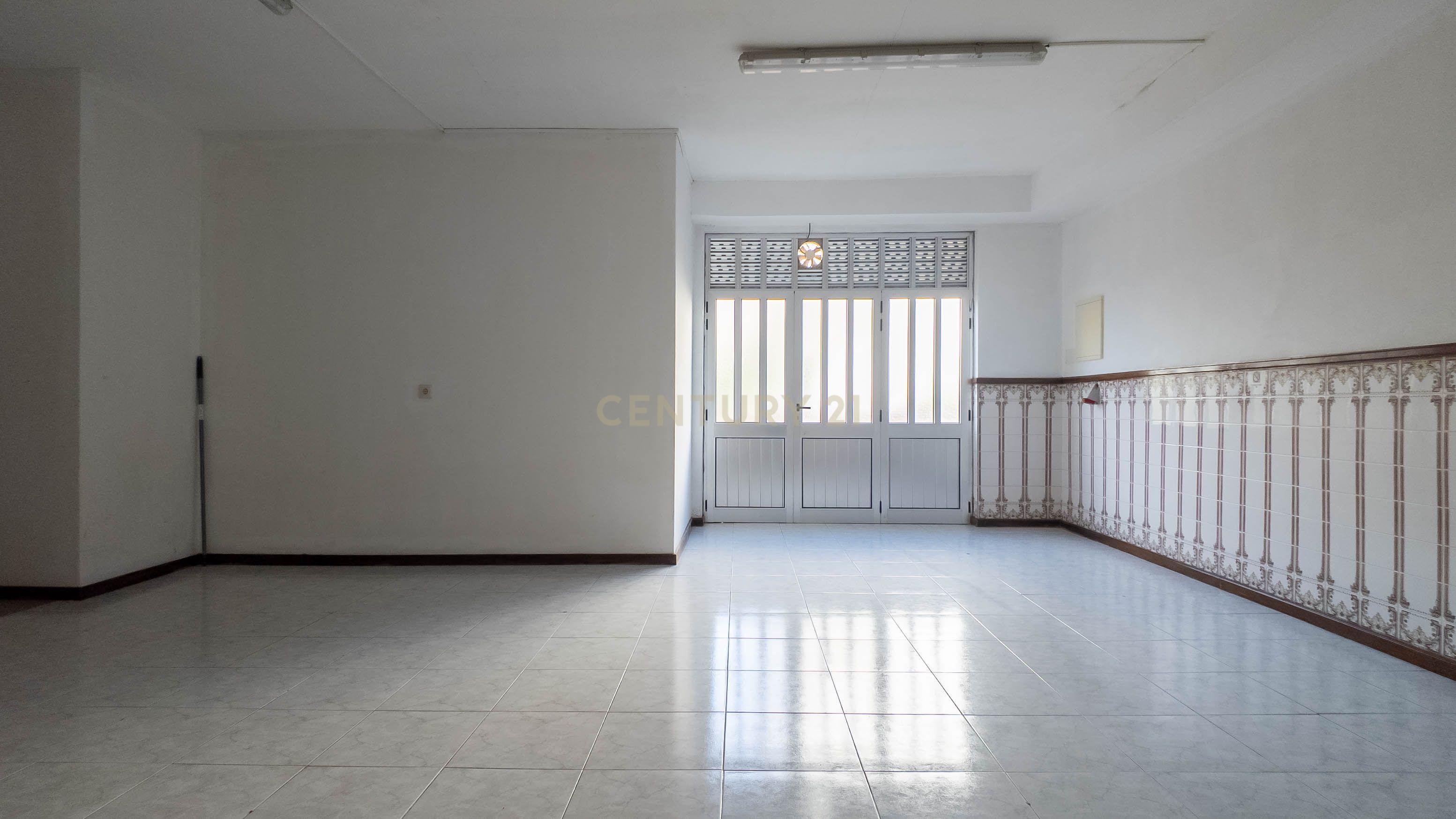 Armazém Usado em Gondomar - Localização Privilegiada - Image 2