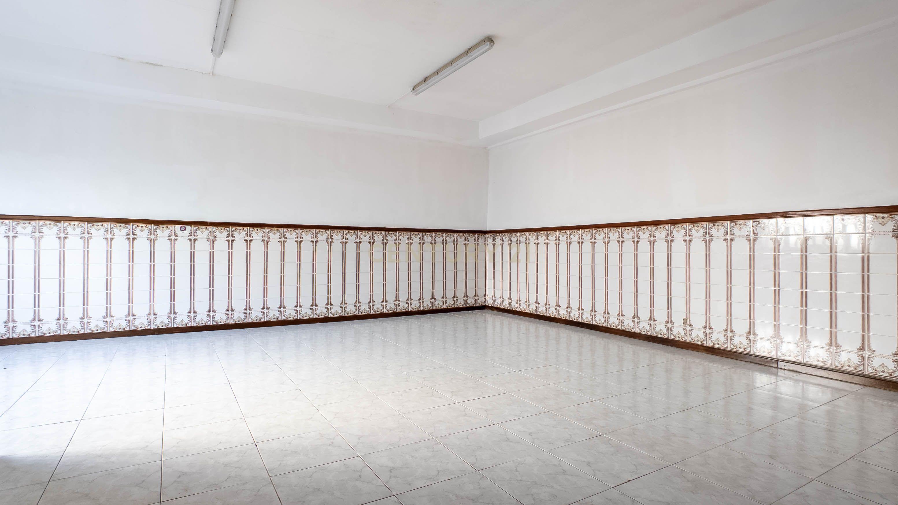 Armazém Usado em Gondomar - Localização Privilegiada - Image 8