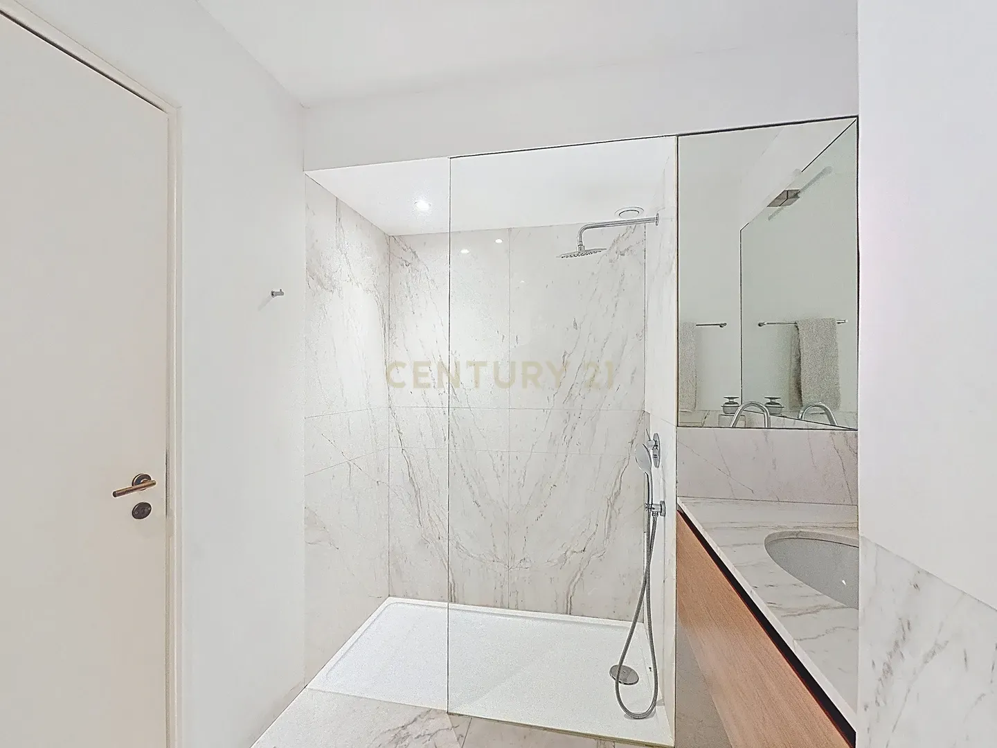 Luminoso Apartamento T2 com Vista para o Rio Douro - Image 13