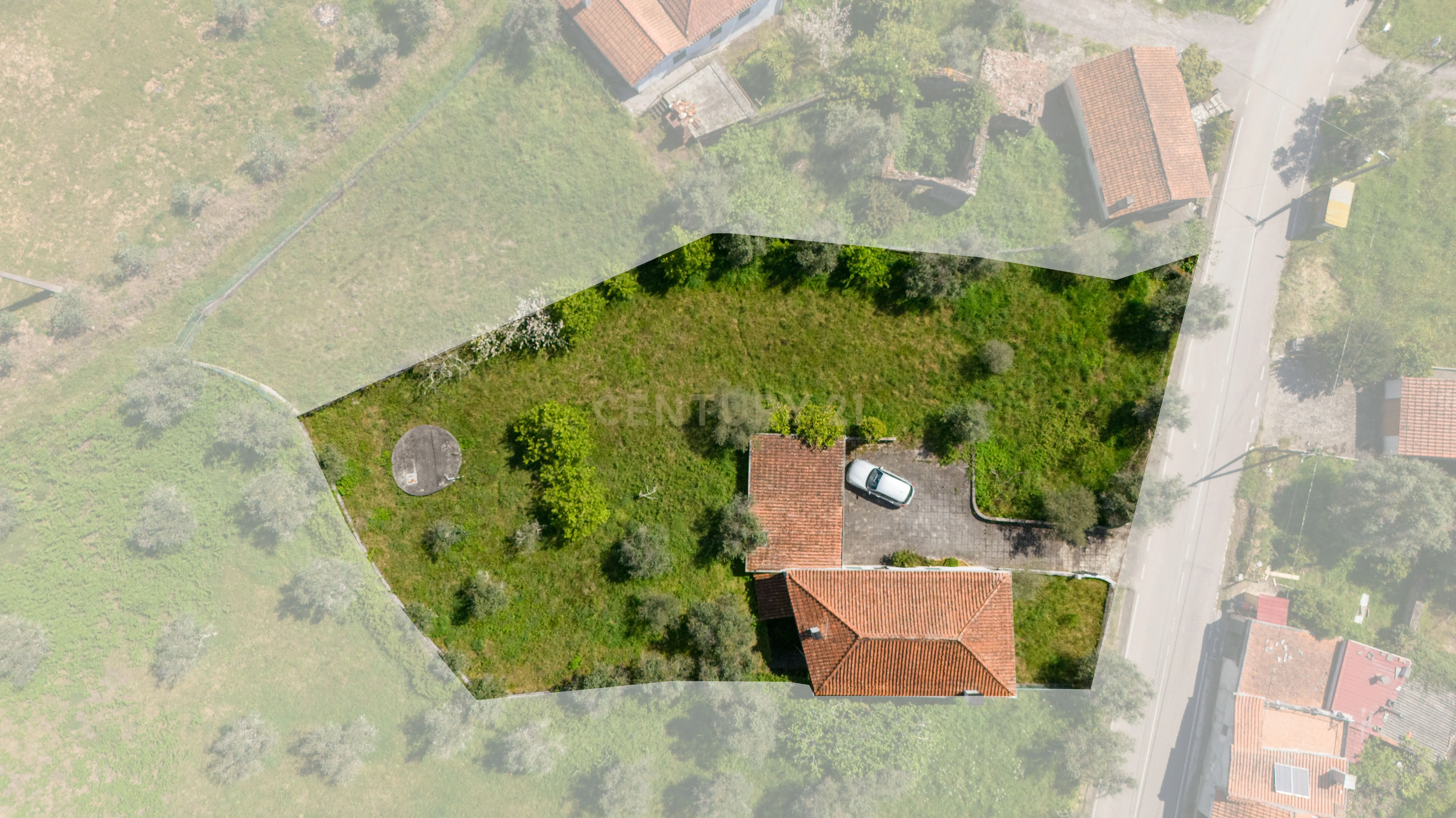 Moradia c/ Terreno e Garagem na Chapinheira - Image 20