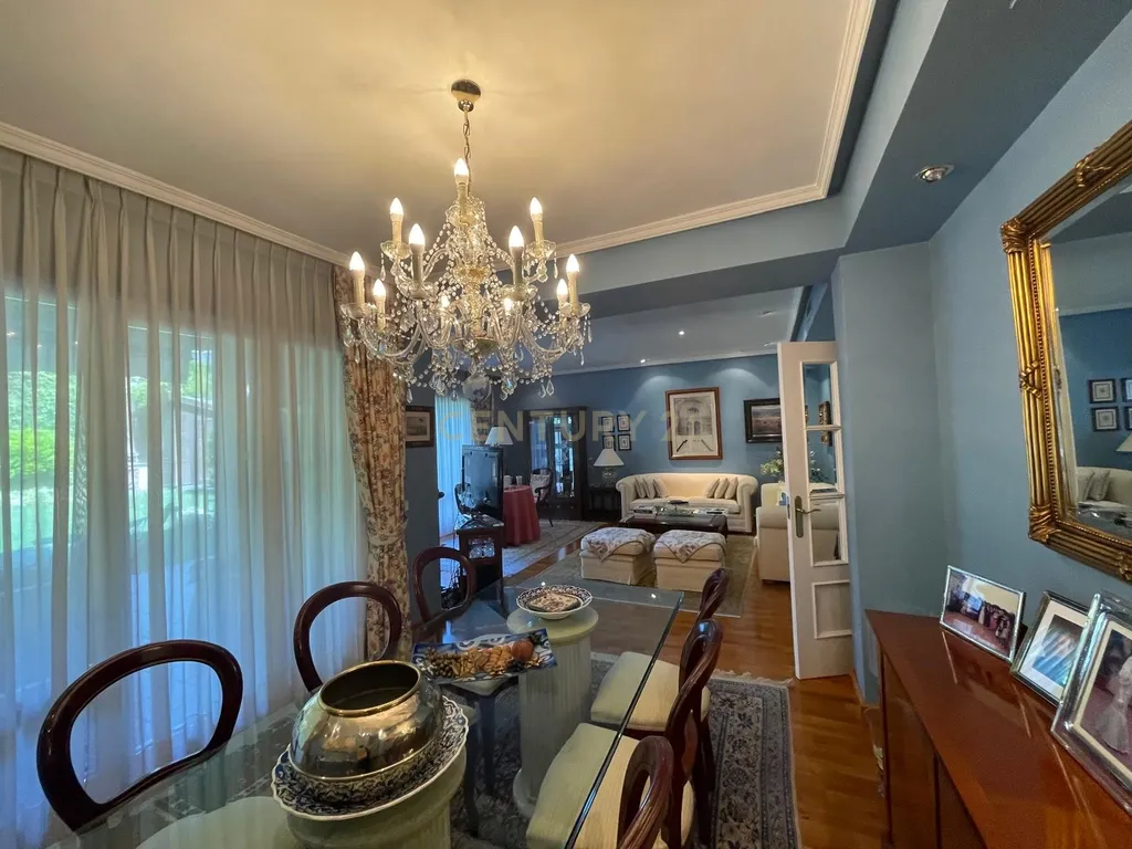 Luxuosa Moradia Renovada em Madrid com Vista para a Cidade - Image 15