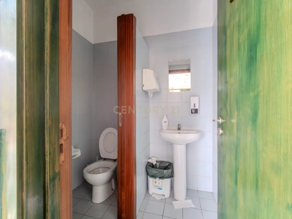 Loja com Potencial de Transformação em T3 na Senhora da Hora! - Image 13