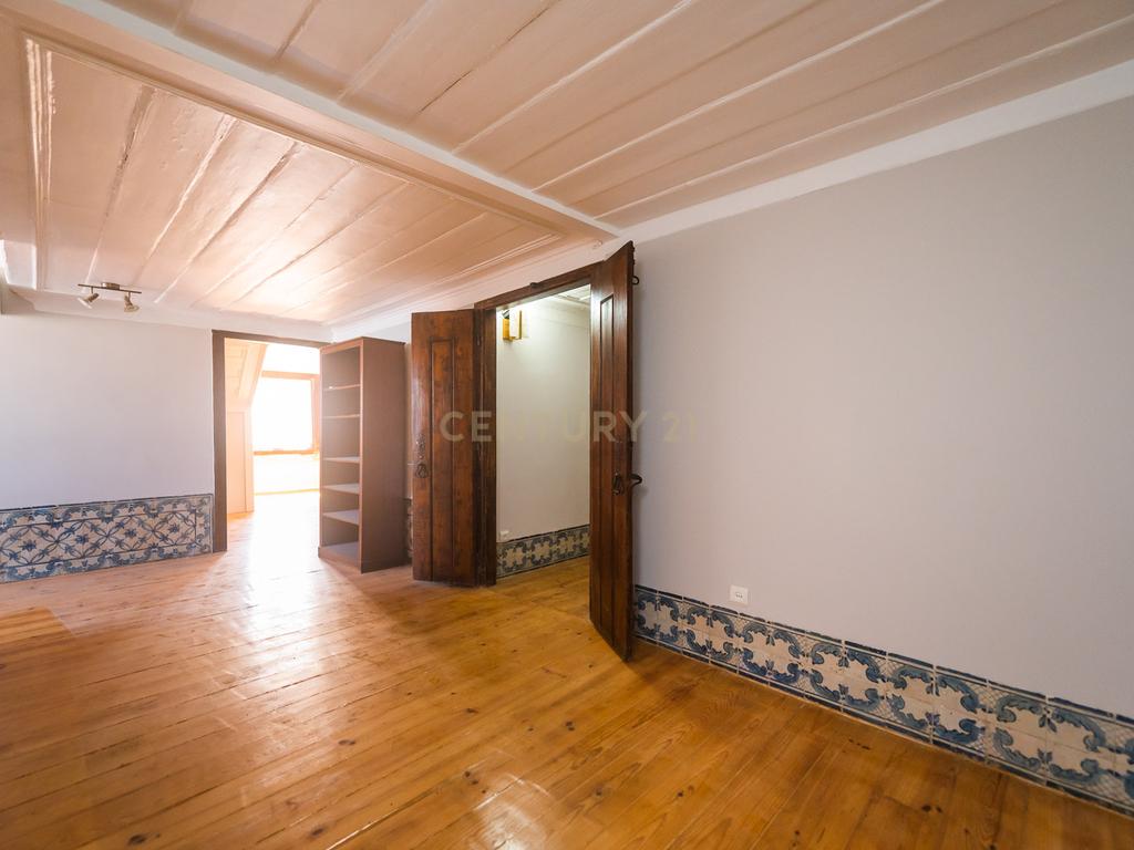 Excelente Apartamento T2 | Janelas Verdes - Image 8