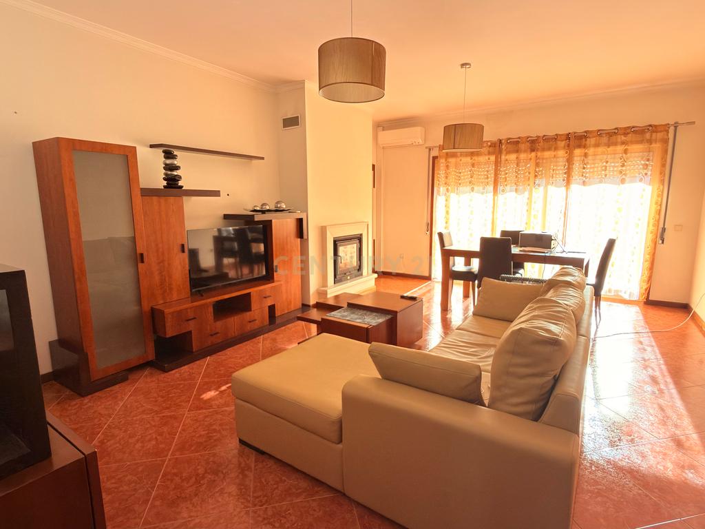 Apartamento T3 em Lousada com Garagem e Varandas - Image 1