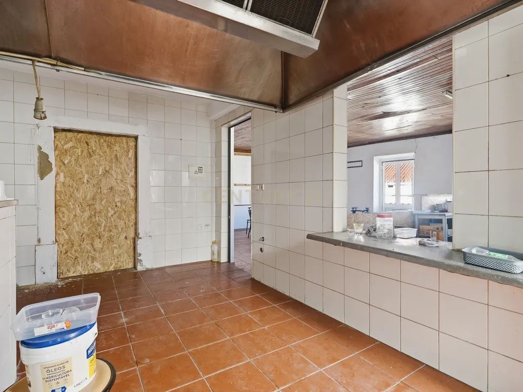 Imóvel comercial no centro da Merceana concelho de Alenquer, composto por dois pisos de 160 m² cada - Image 15
