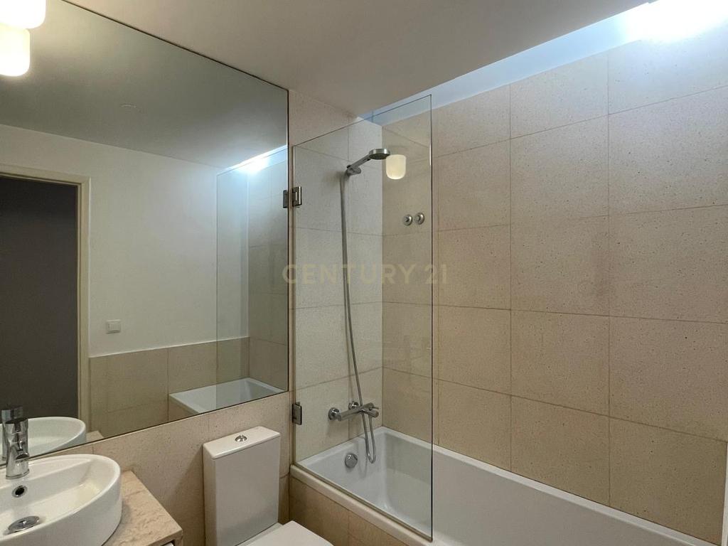 Apartamento T3 renovado para arrendamento na Avenida de Roma com elevador - Image 24