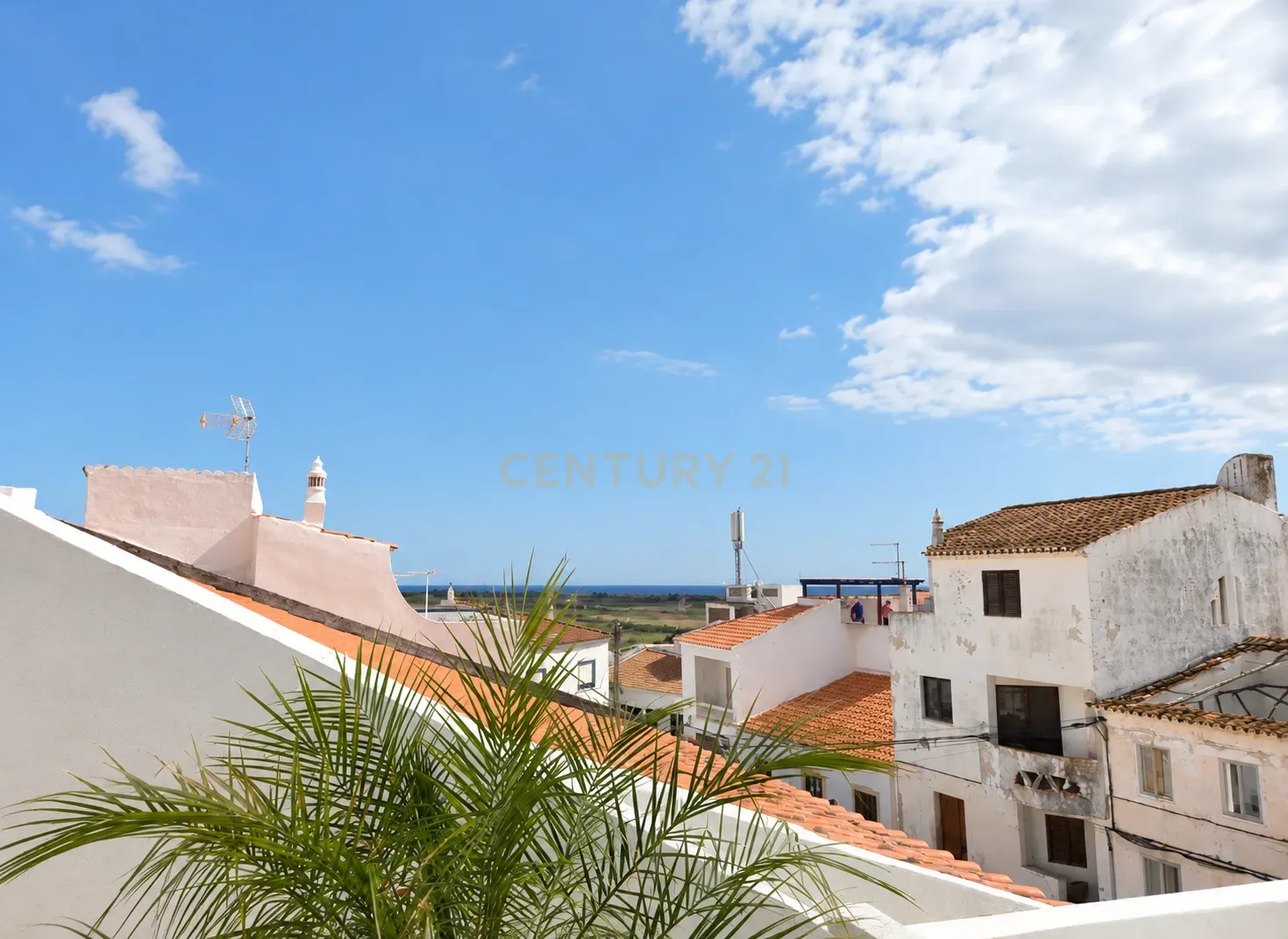 Fotografia 10 de Moradia de Luxo Renovada com Piscina, Vista Mar e estúdio para Rentabilização – Pêra, Algarve