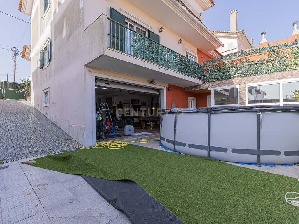 Moradia T4 com 3 Pisos + Sótão e Garagem — Famões - Image 65