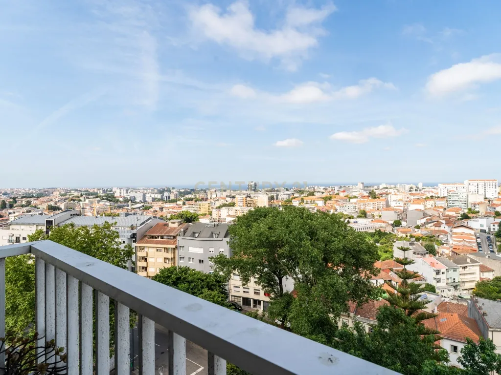 Apartamento T4 transformado em T3, com Arrecadação e Garagem – Rua Alves Redol, Porto - Image 7
