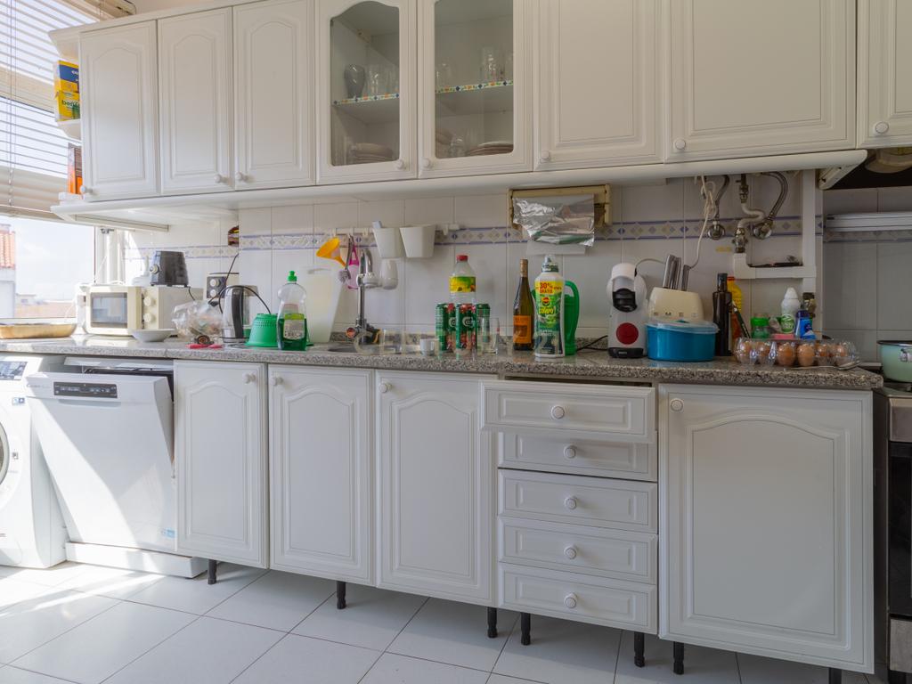 Apartamento T4 convertido em T3 - Centro do Barreiro - Image 10