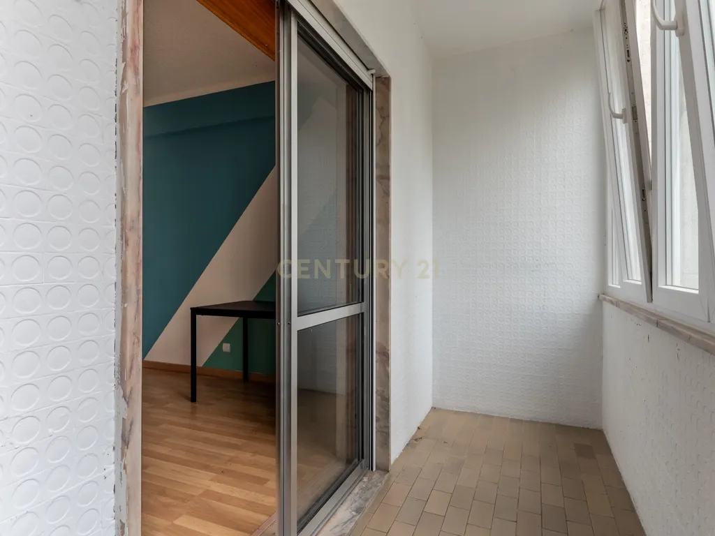 Apartamento T3 com elevador e garagem na Rua Luciano Cordeiro, em Lisboa - Image 7