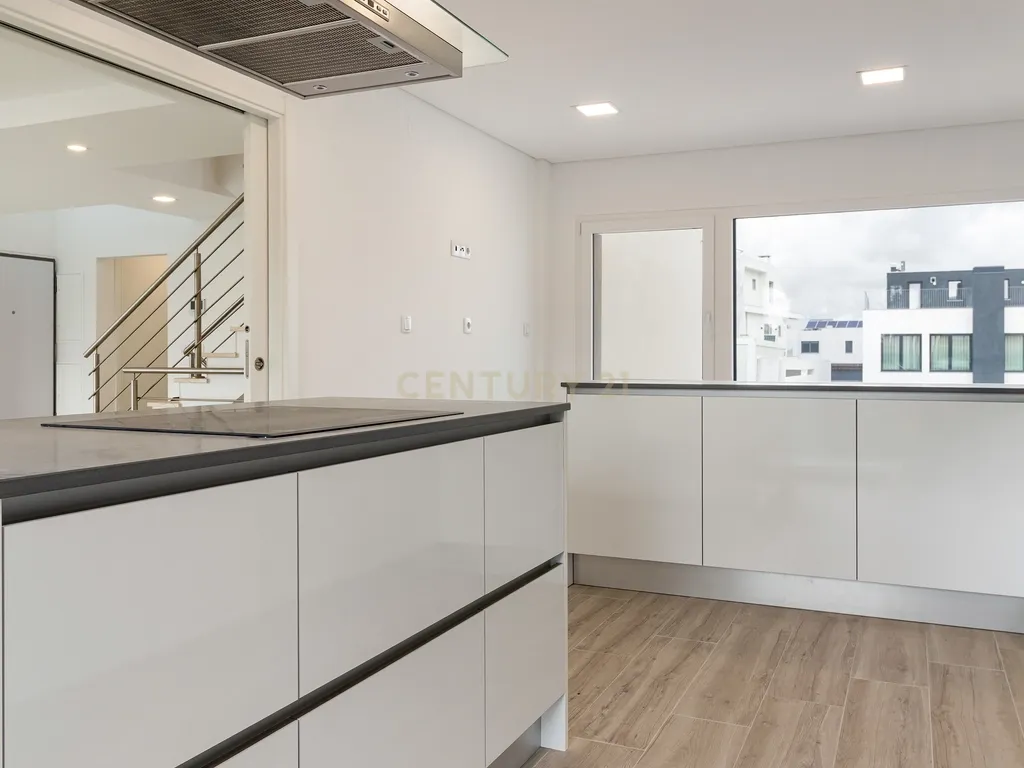 Oportunidade: Moradia T5 com jardim e piscina, na Sobreda, Almada. Em Venda! - Image 10