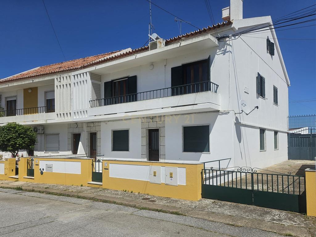 Moradia Bifamiliar T4 com Quintal e Garagem no Bairro das Nogueiras, Évora - Image 14