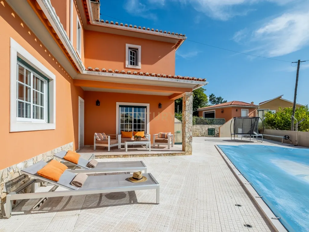 Elegante Moradia T4 com Piscina e Jardim em Mafra: Um Equilíbrio Perfeito entre Campo e Praia - Image 1