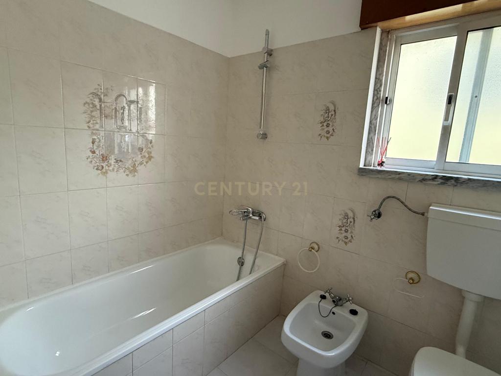 Andar de moradia com 3 quartos para arrendamento em Casal de Cambra - Image 11