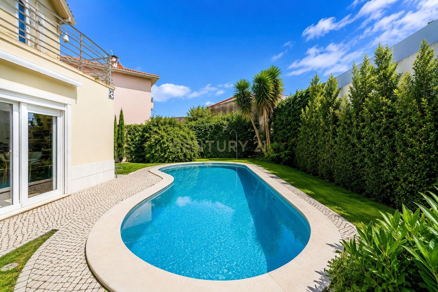 Fotografia 5 de Moradia Isolada T5+1 com Piscina | 3 Suites | Garagem Box | Lote 585m2 | AC | A 8 Minutos a Pé do King's College | Cascais | Torre | Birre | Cobre