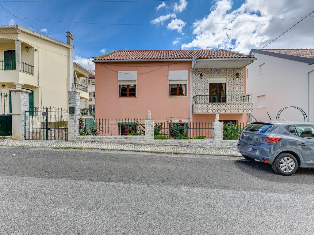 Moradia Bifamiliar – Bairro da Fraternidade, São João da Talha - Image 1