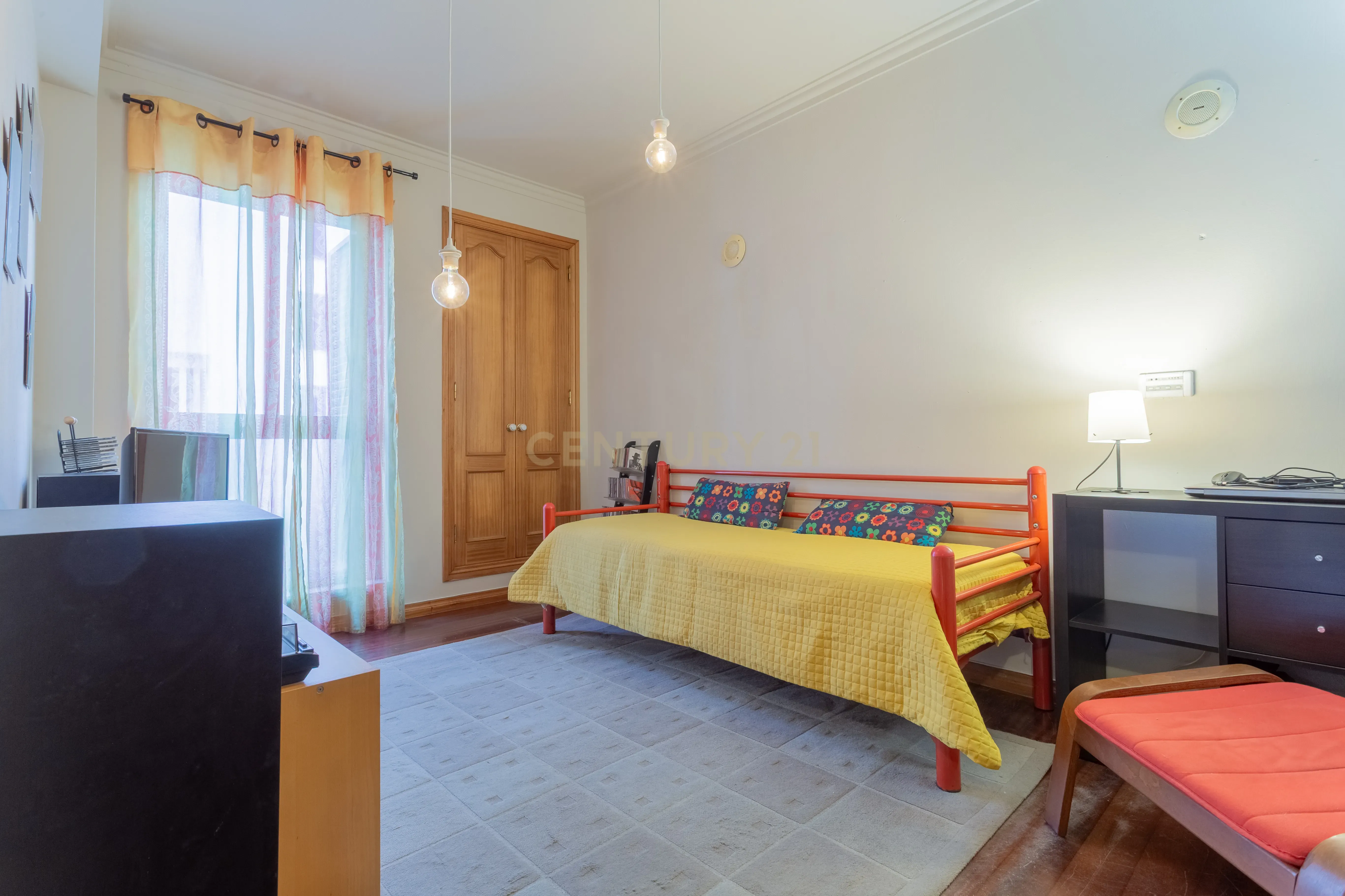 Apartamento T2 na Quinta do Anjo, Setúbal, com Estacionamento e Piscina Comum - Image 12