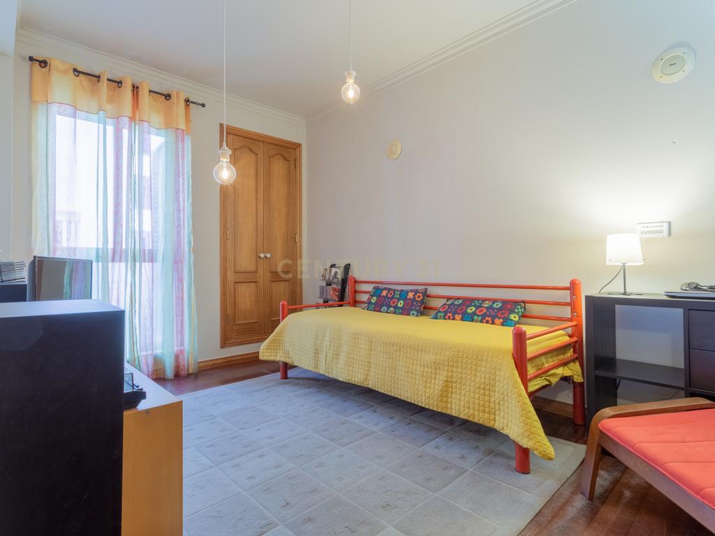 Apartamento T2 na Quinta do Anjo, Setúbal,  com Estacionamento e Piscina Comum - Image 12