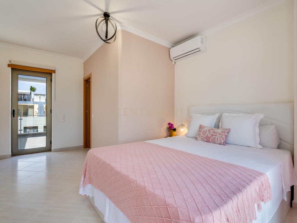 Moradia T2+1 geminada | Piscina - Garagem | Localização: Ferreiras, Centro - Image 25