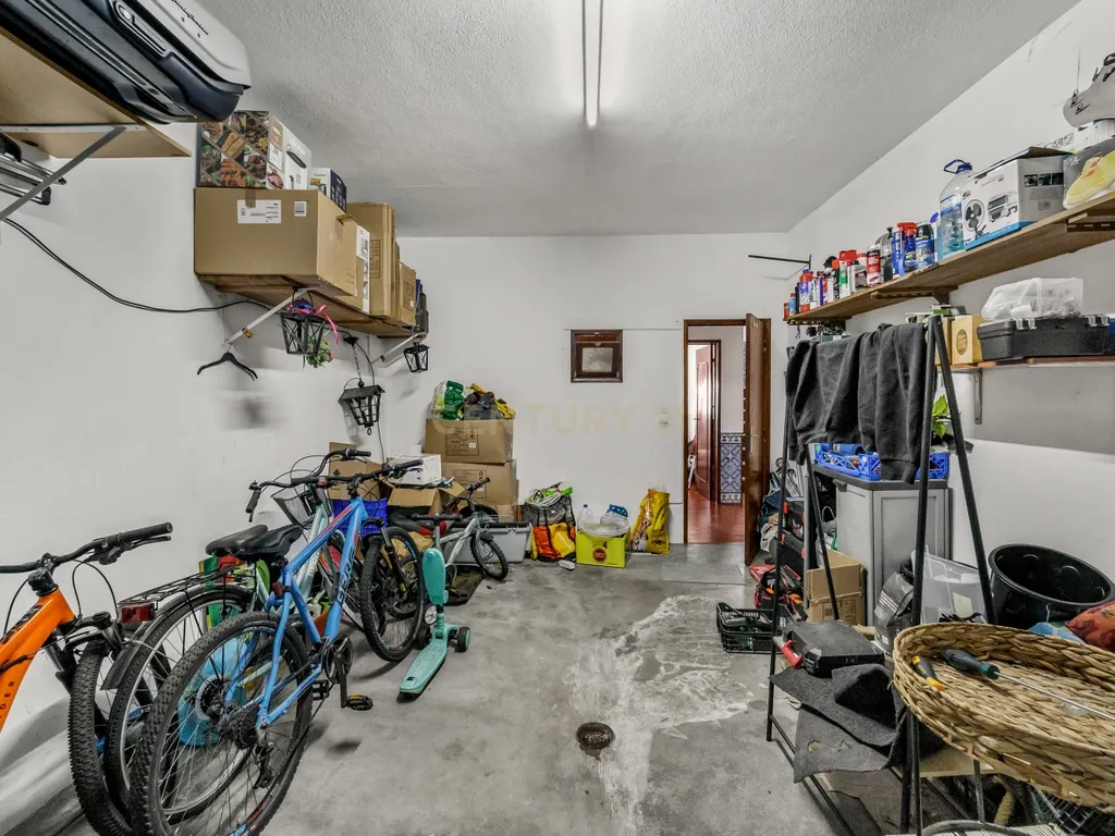 MORADIA T5 COM GARAGEM E PISCINA, 327 M² DE TERRENO PARA USUFRUIR - Image 24