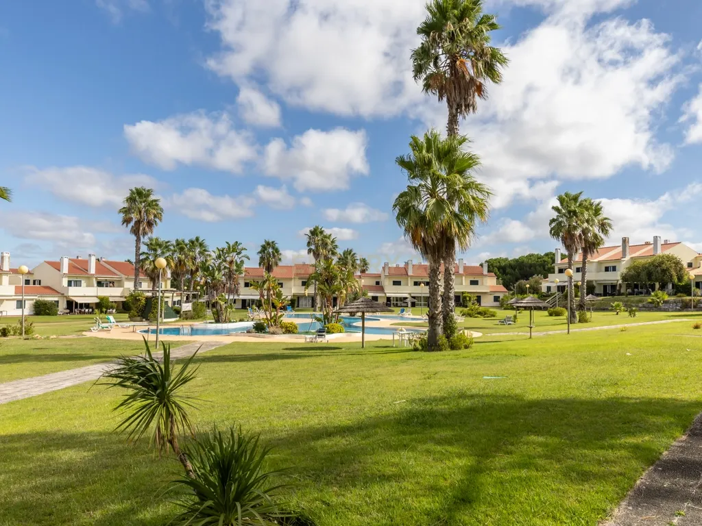 Moradia T3 no Condomínio Varandas do Golfe do Montado – Segurança, Conforto e Estilo de Vida Exclusivo - Image 9