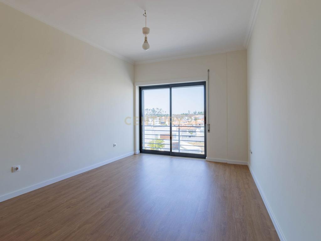 Excelente Apartamento T2 com 2 WC e Garagem - Image 13