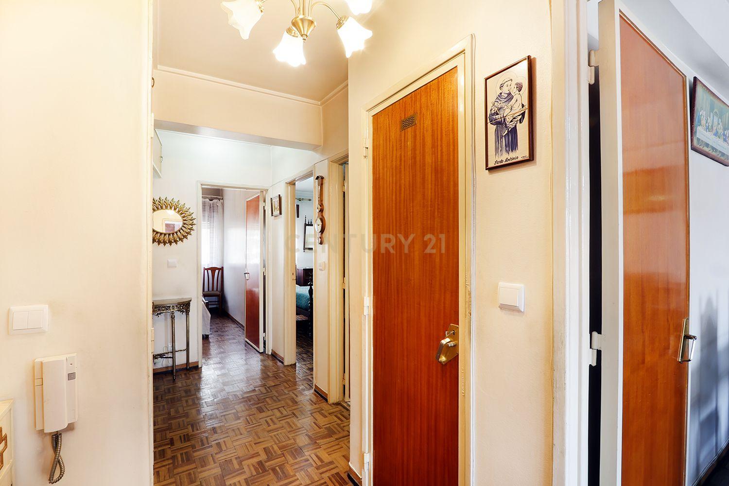 Fotografia 11 de Apartamento T3 em Odivelas com elevador, a 100 mts do Metro.