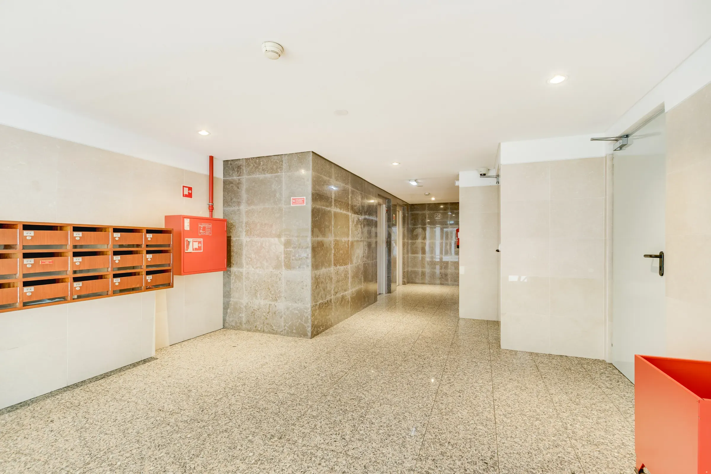 Apartamento T2 com Vista Panorâmica em Lisboa - Image 22