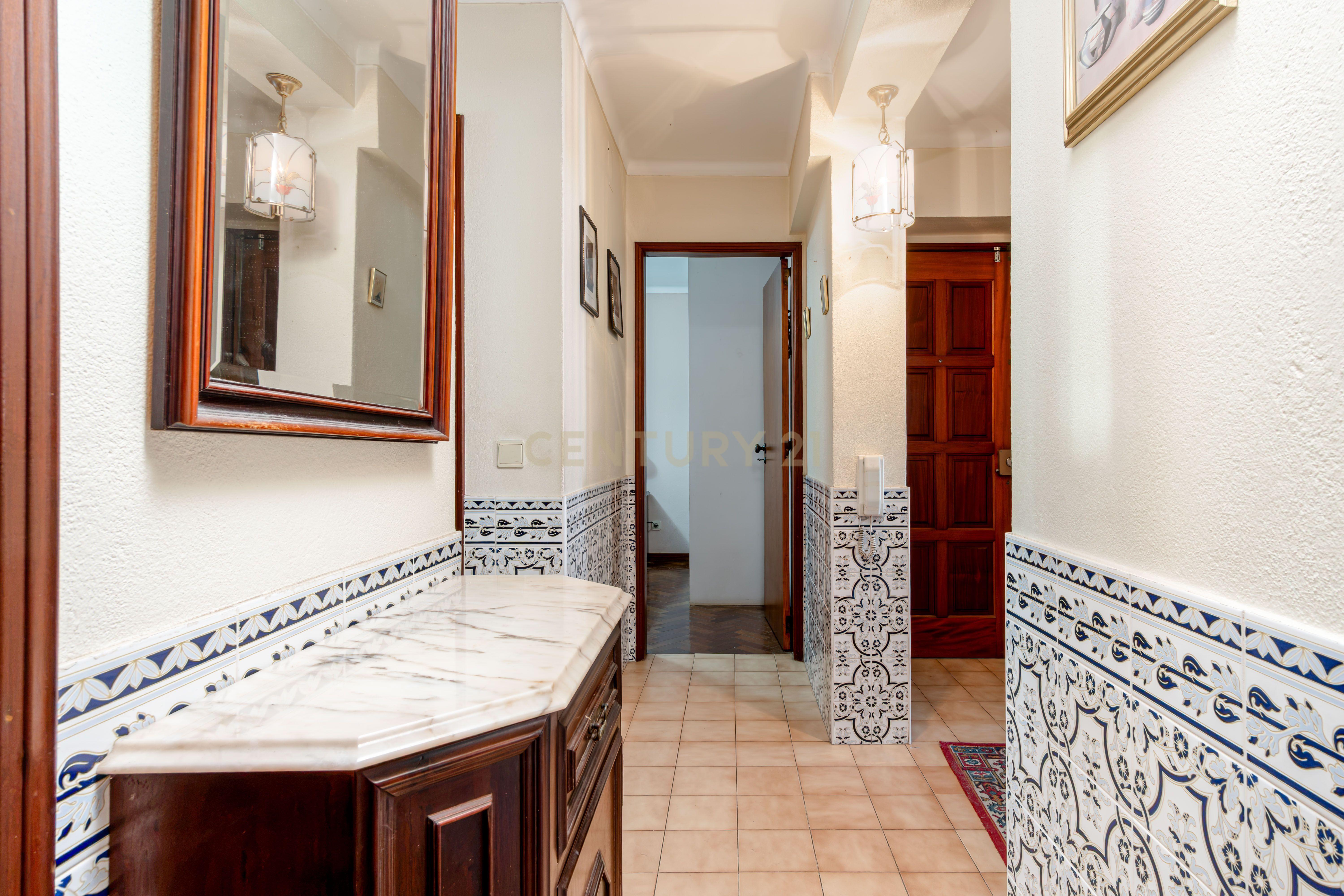 Fotografia 8 de T2 em Caselas – Oportunidade para Criar a Casa dos Seus Sonhos
