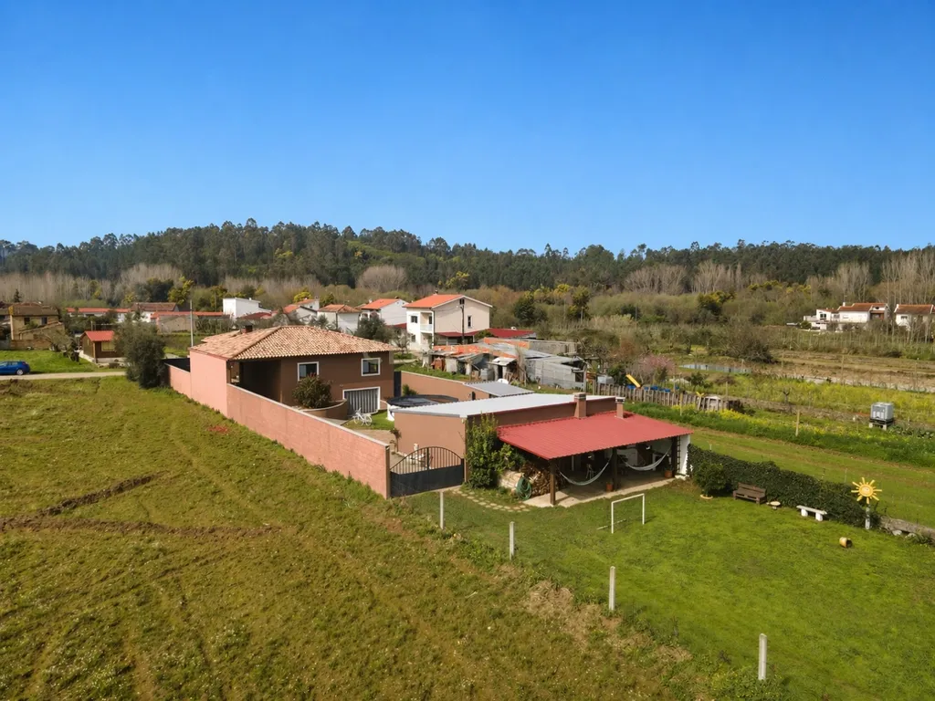 Moradia T3 terréa em bom estado com piscina,jardim,anexo,arrumação,quintal e vistas boas num local sossegado a 5 min de Lousã - Image 53