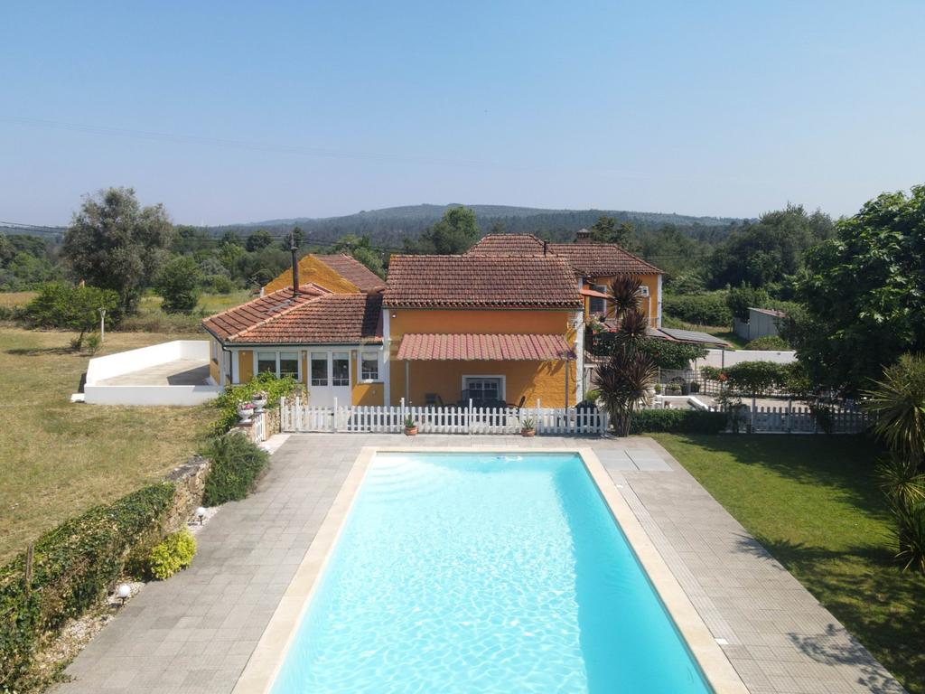 Moradia T7 tradicional em bom estado com varanda coberta, pátio, piscina, terraço coberta, vistas boas e jardim numa localização sossegada perto do centro de Arganil e o rio Alva - Image 9